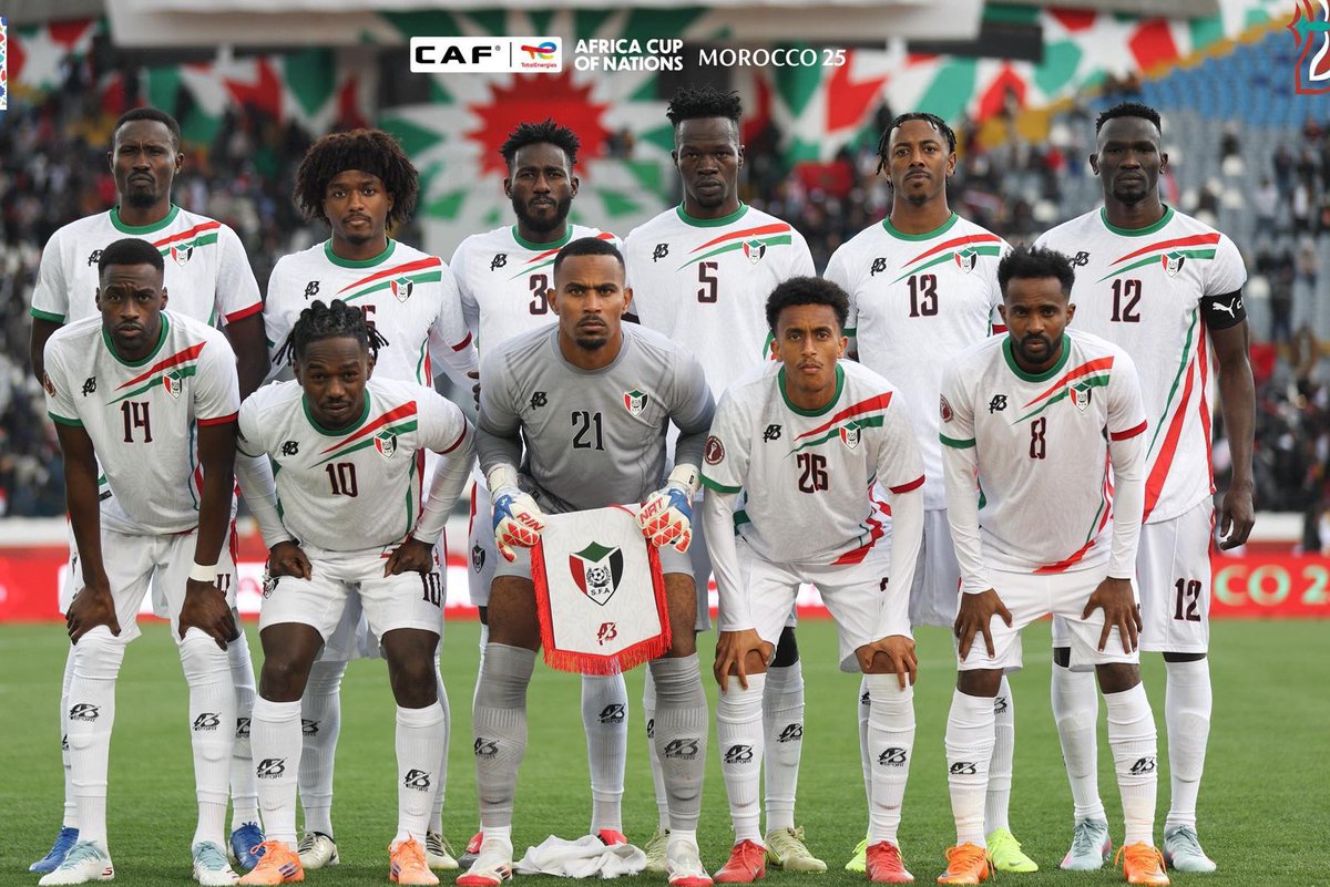 المنتخب السوداني يخرج مرفوع الرأس أمام السنغال في ثمن نهائي كأس أمم إفريقيا بالمغرب، إثر الخسارة بثلاثة أهداف مقابل هدف واحد، بعد أن كان متقدما في النتيجة طيلة نصف ساعة من الشوط الأول.
برافو على المردود، رغم قوة المنافس والظروف الصعبة التي تمر بها الكرة السودانية، ويمر بها سودان