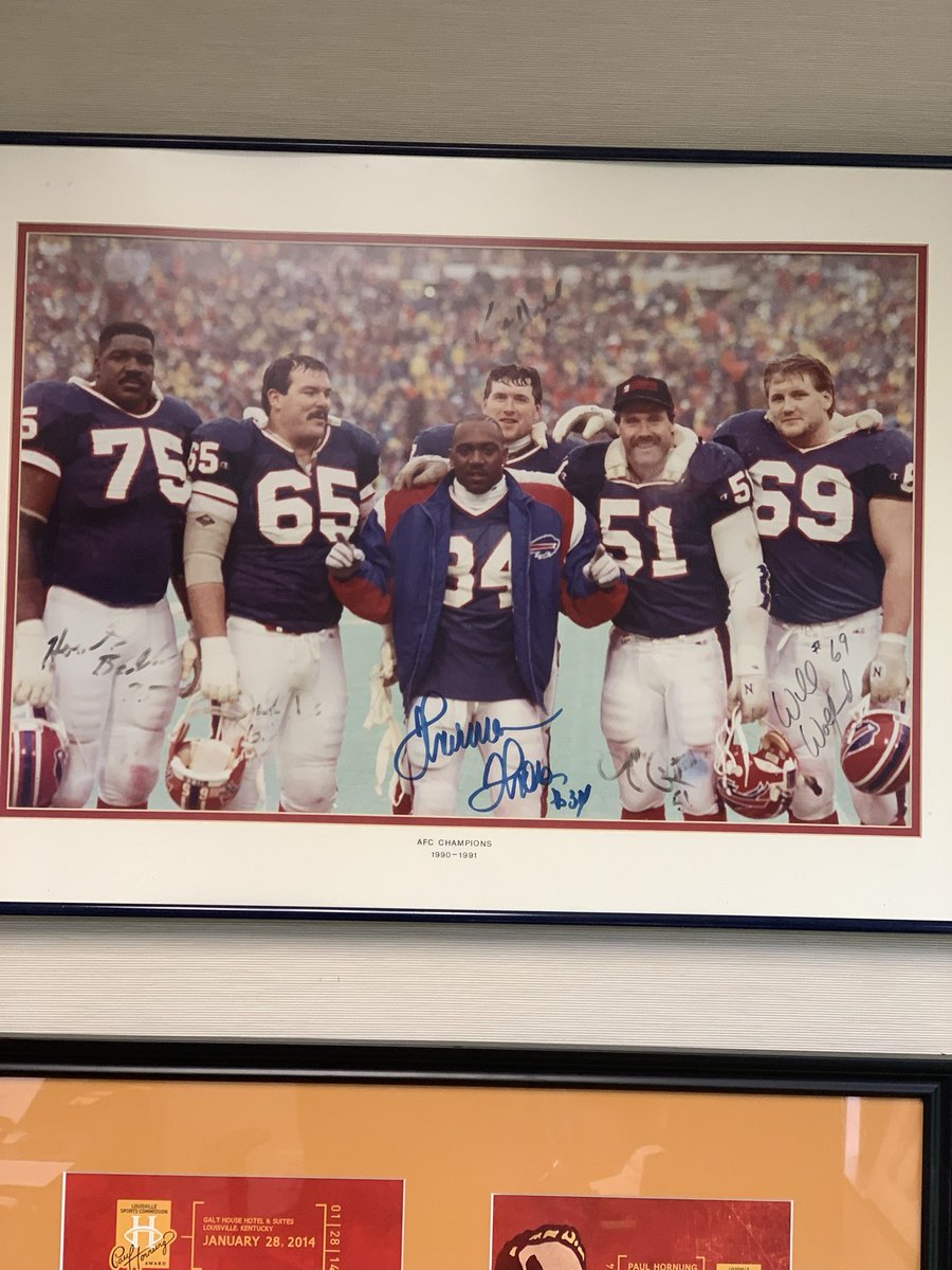 wolf6769's tweet image. Every pre game we would kneel, grab hands &amp;amp; pray. Afterwards Marv would speak a little bit and end it with ‘where else would you rather be?’.. kiddingly Kent would respond quietly under his breath ’Greenwood’.. I would respond ‘Louisville’