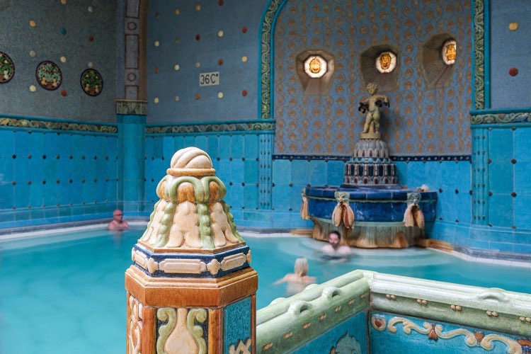 TromlerMiklos's tweet photo. 🇭🇺 Le saviez-vous ?
Aujourd’hui, la #Hongrie est l’un des pays européens qui compte le plus de sources #thermales naturelles - plus de 1 300 à travers le pays.
À #Budapest se baigner dans un bain historique fait partie du quotidien depuis des siècles.
#bains #patrimoine #culture https://t.co/5EH0lpvbQd
