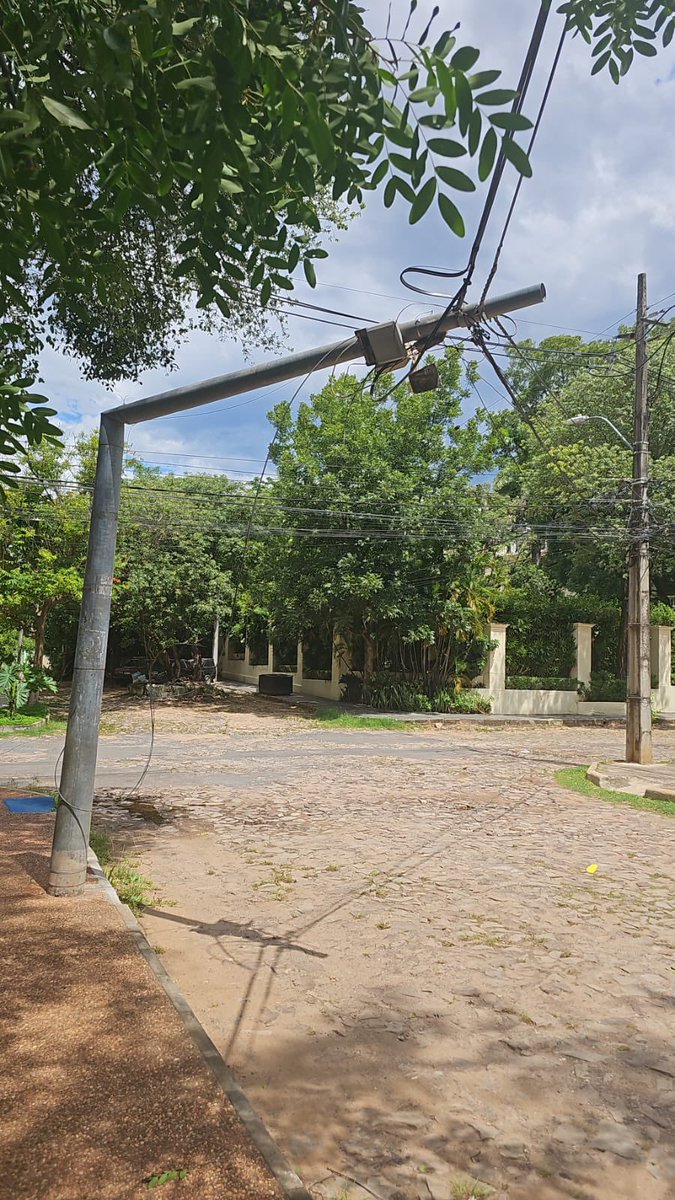 Ayuda <a href="/ANDEOficial/">ANDE Página Oficial</a> en Roque Centurión Miranda 571 esquina Capitán Maciel 🚨 esta columna caída