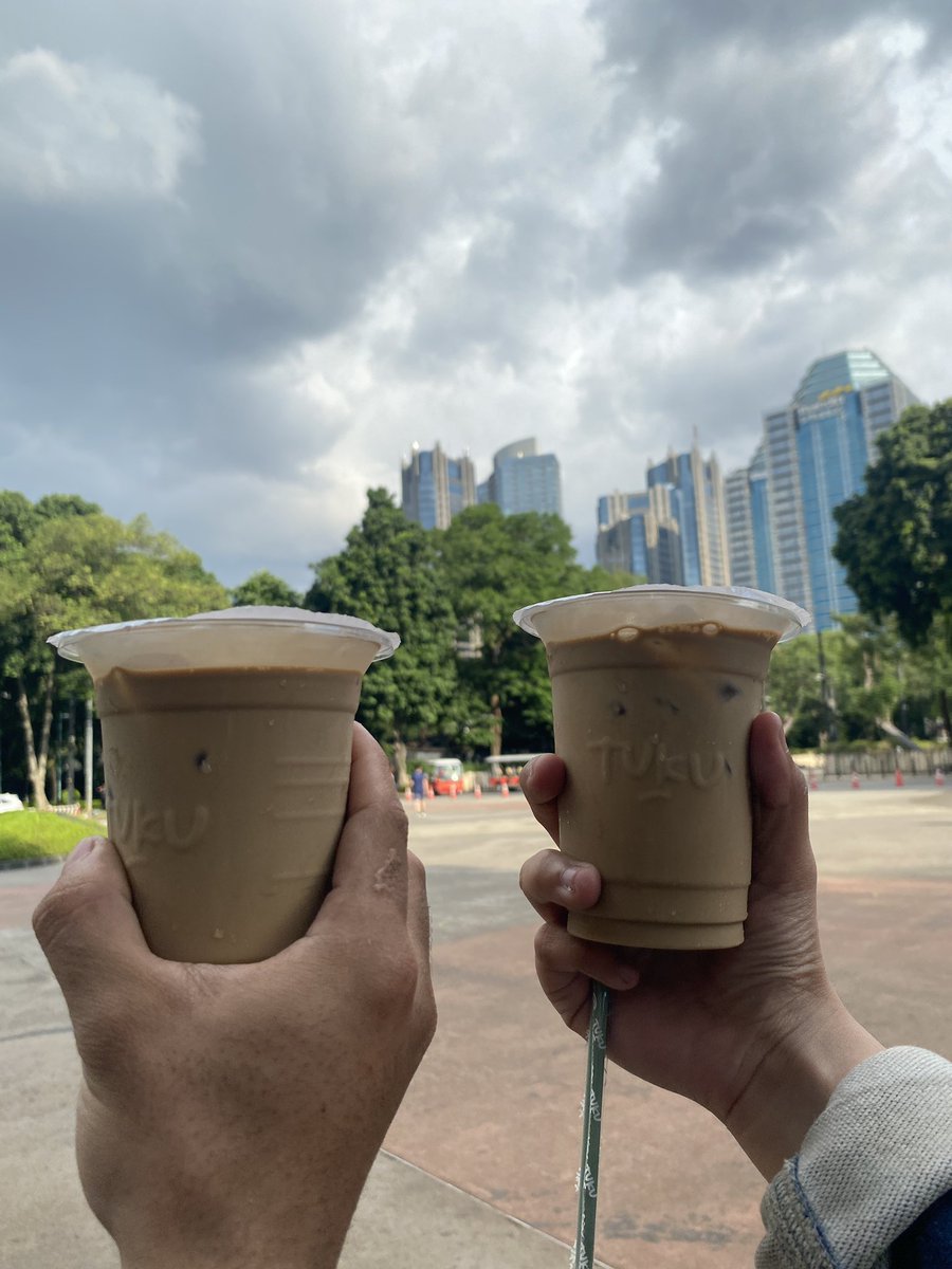 Disforus's tweet image. Tangan dia tuh 20cm, sedangkan tangan gue 14.5cm 🙂

Demi allah, kayaknya w kalo ketemu Sungjin gak kaget deh sama tangan dia