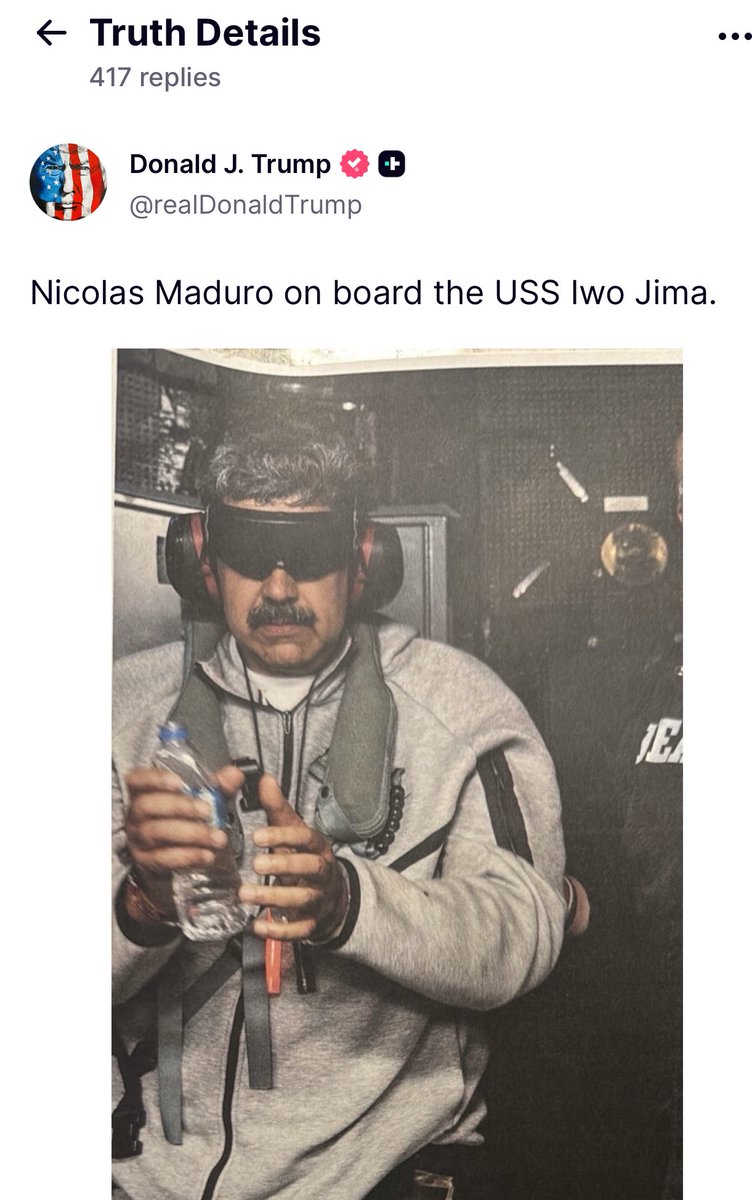 🇺🇸 | El presidente Donald Trump publica la fotografía de Nicolás Maduro capturado a bordo del USS Iwo Jima.

Será trasladado a Nueva York para enfrentar cargos criminales.

Días antes Maduro bailaba en eventos públicos retando a EEUU.
Finalizó 2025 con todo el poder y hoy pues...