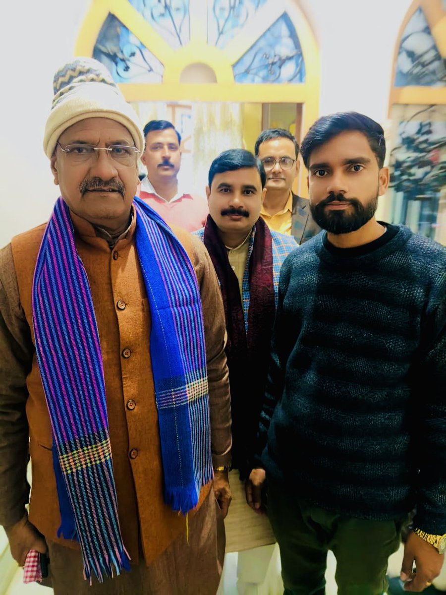 आज निज आवास पर पूर्व जिलाध्यक्ष आदरणीय श्रीकृष्ण शास्त्री ताऊ जी एवम् व्यापार मंडल जिलाध्यक्ष आदरणीय ताऊ जी श्री विमलेश दीक्षित जी का पुनः आशीर्वाद प्राप्त हुआ
🙏🌹
<a href="/MPSinghRanu2/">Madhvendra Pratap Singh Ranu (Modi ka parivar)</a>  <a href="/Ajeetbabbanbjp/">Ajeet Singh Babban</a>  <a href="/bjpsaurabh12/">Saurabh Mishra (नीरज)</a>