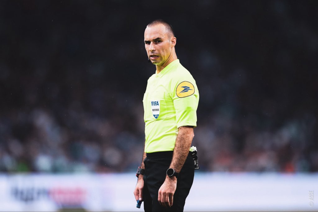 Si ce n’est pas de la malhonnêteté, de la bêtise ou pire du clubisme, comment Mr Brisard peut confirmer sa décision après avoir visionné le but ? 
Une décision qui influence clairement le scénario de la rencontre. Hallucinant ! #ASMOL