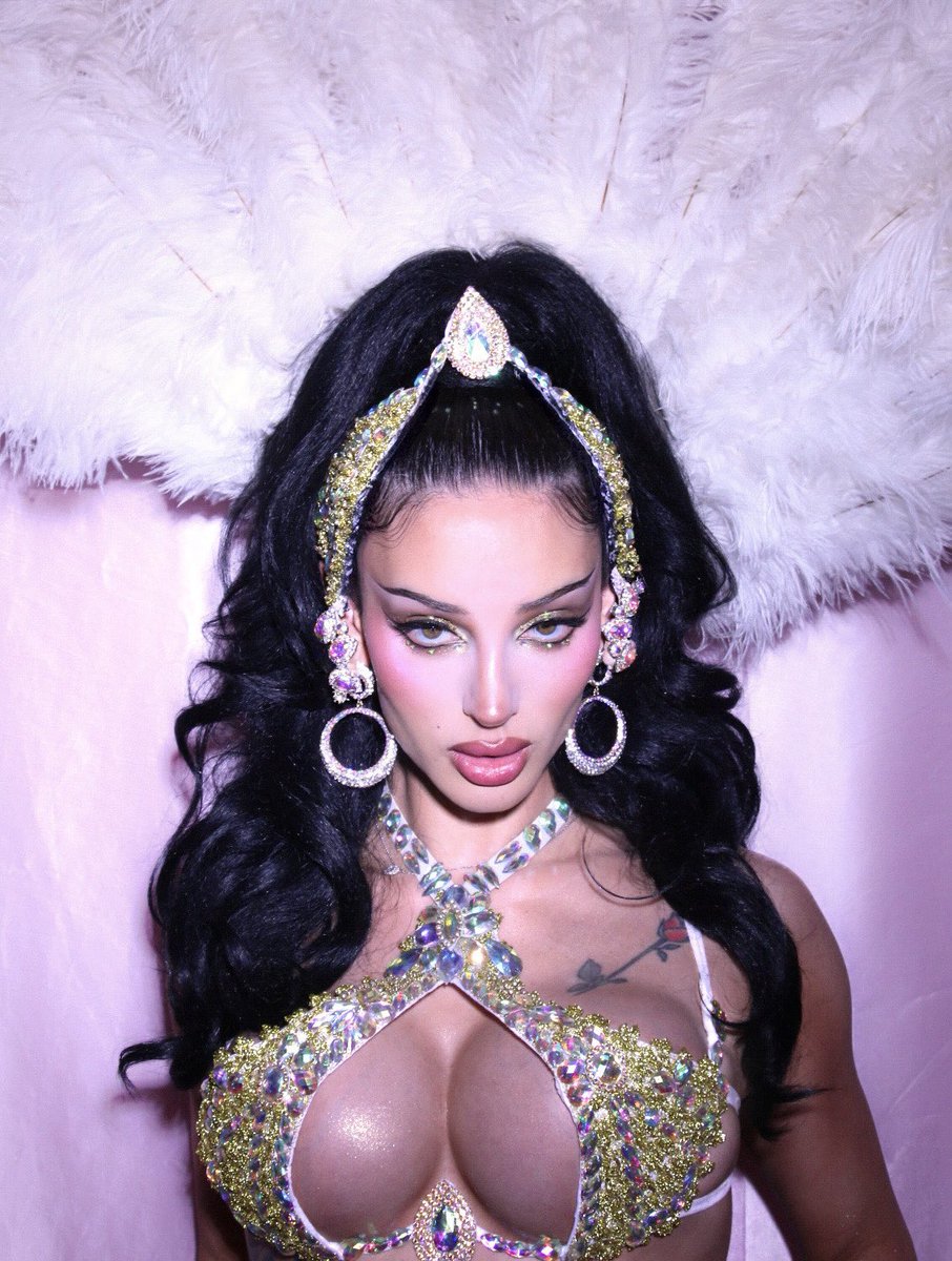 blushmiilla's tweet photo. can’t find devons twitter but he mugged me so good ✨ https://t.co/30BuMdUE1I