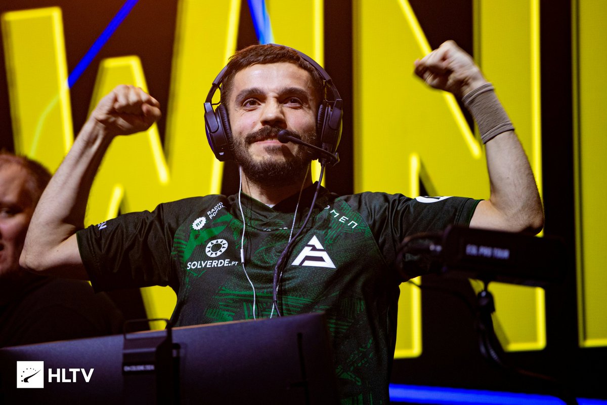 B24 Screen tweet media