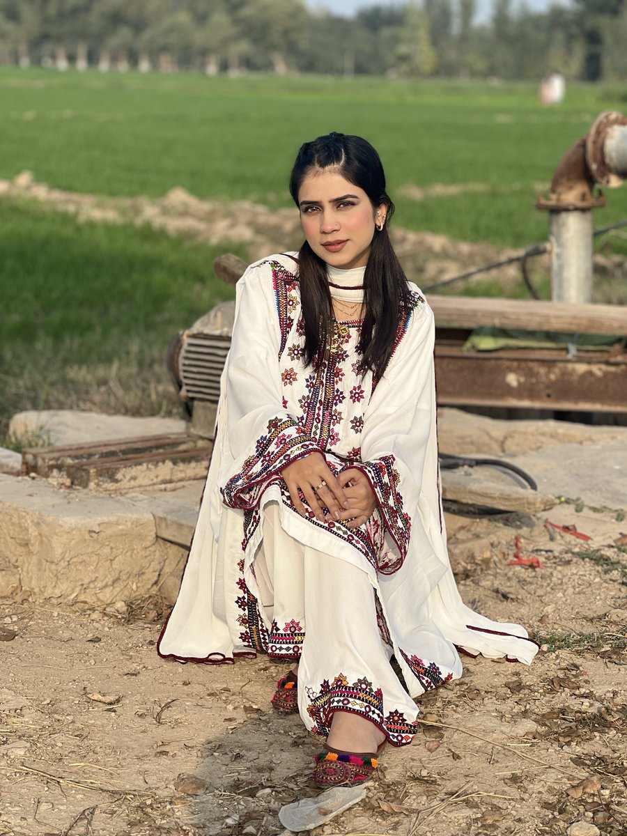 aniqajamali30's tweet photo. نہ روشنیوں کا شور، نہ لفظوں کی نمائش،
میرے گاؤں کی خاموشی بھی بہت کچھ کہہ جاتی ہے🌿🤍🌾
#sindh  #Dadu https://t.co/UlskKhsa5E