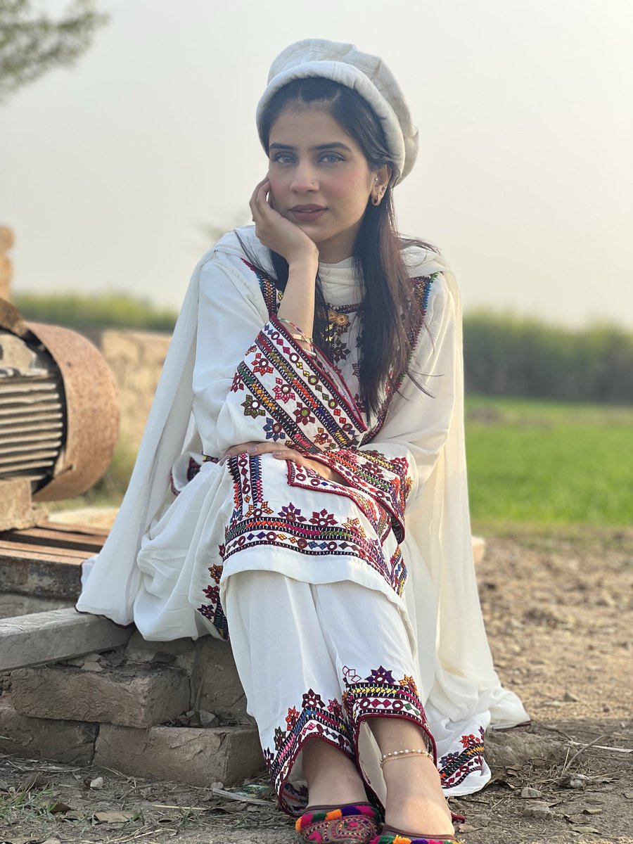 aniqajamali30's tweet photo. نہ روشنیوں کا شور، نہ لفظوں کی نمائش،
میرے گاؤں کی خاموشی بھی بہت کچھ کہہ جاتی ہے🌿🤍🌾
#sindh  #Dadu https://t.co/UlskKhsa5E