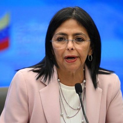 🗳️📌 ¿LA NUEVA PRESIDENTA DE VENEZUELA?

Delcy Rodríguez habló directamente con Marco Rubio tras la captura de Nicolás Maduro.

Donald Trump confirmó esa conversación en rueda de prensa.

Dijo que, ante la ausencia de Maduro, no había nadie más que asumiera el control inmediato.