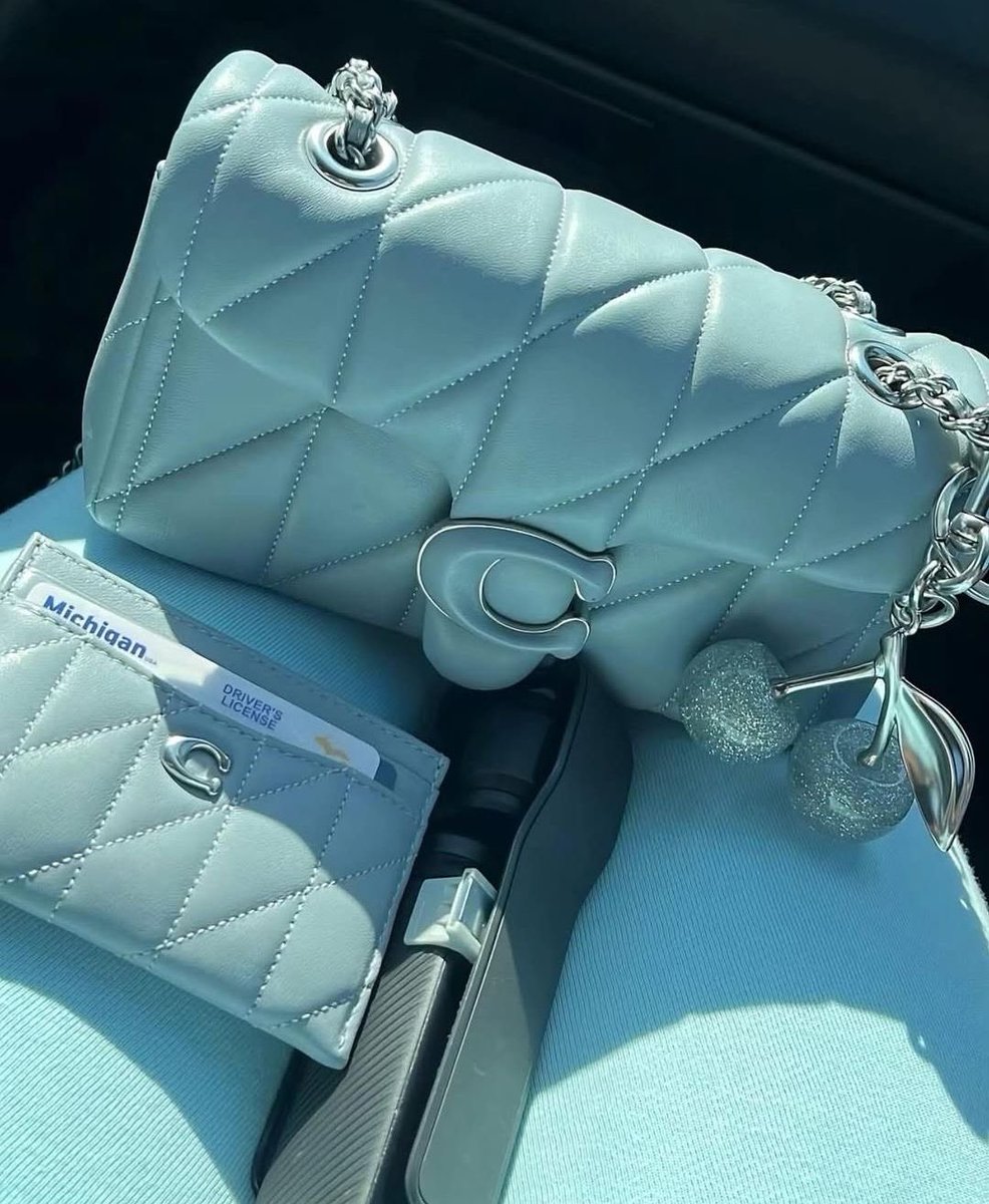 seleena6166's tweet image. Blue such a pretty color 🦋