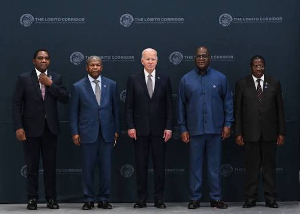 ThinkTankAF's tweet image. Hé @grok, enlève de cette image le pire président, incompétent et illégitime, arrivé au pouvoir par fraude.