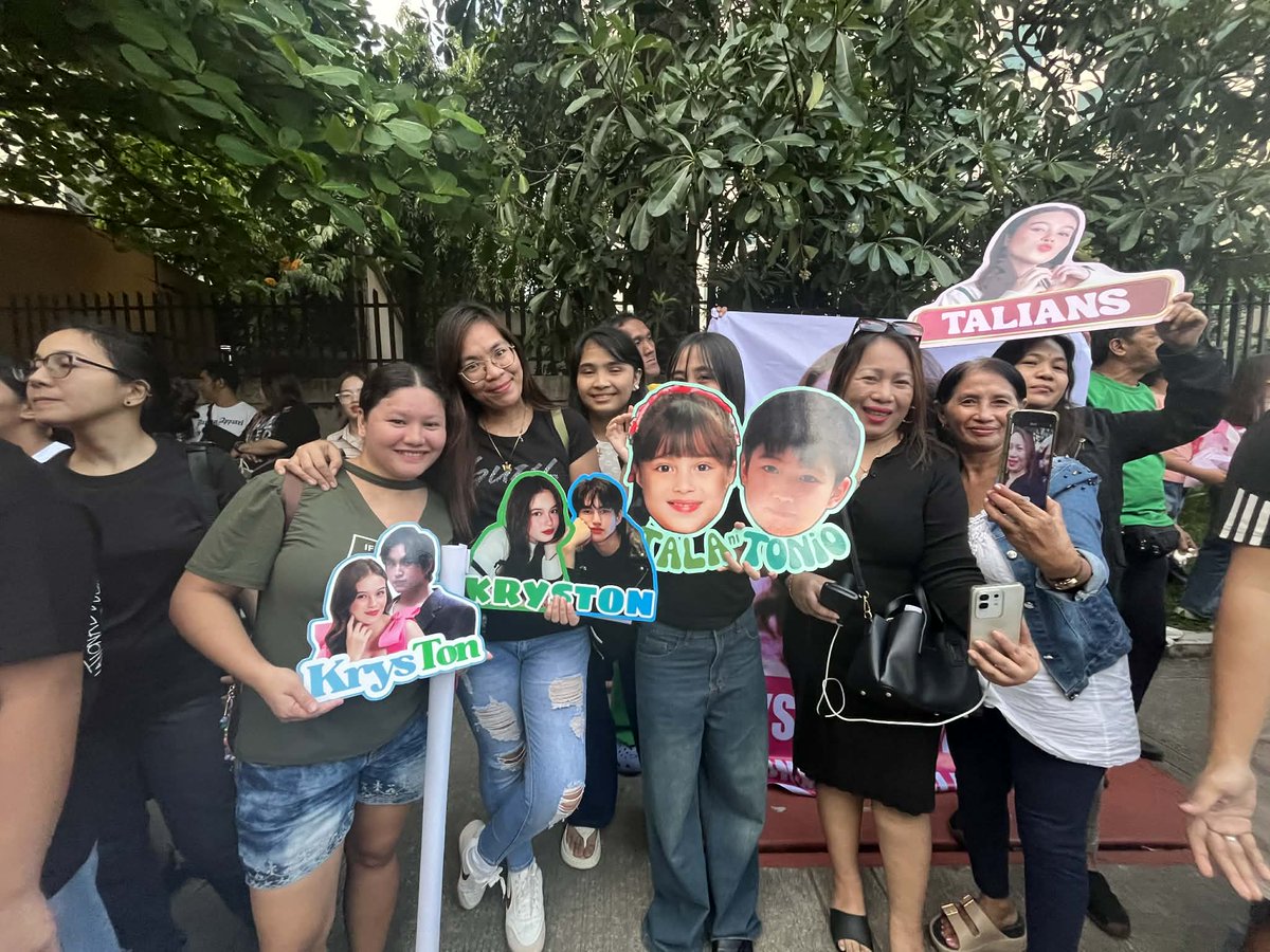 krystonofficial's tweet photo. Stunners with tita Lori and Talians !
 🩵💚🩷  spotted for the very first time our LED LIGHTS ! 
thank you so much to our team live, @_teamkrystalofc @teamcapkrysofc_ 

#KrystalMejes #AntonVinzon #KrysTon https://t.co/VjthO44dh8