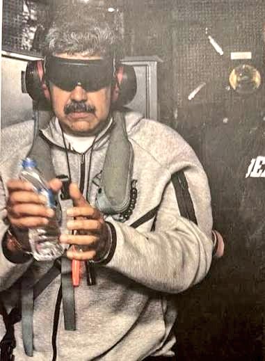 La imagen de Nicolás Maduro esposado no es justicia: es propaganda de guerra.
El imperialismo y #Trump no traen democracia, traen ocupación, bombardeos, asesinatos y el robo del petróleo venezolano.
No es libertad es colonialismo del s. XXI. Hoy es #Venezuela, mañana cualquiera.