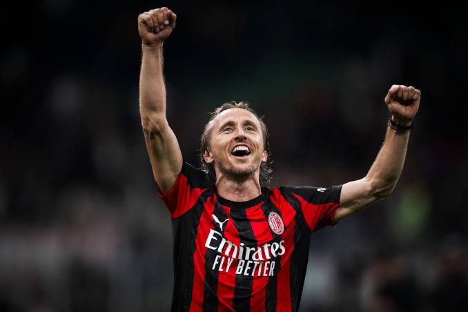 MilanMaverick's tweet photo. - Xavi at 35 vears old was in Qatar.
- Iniesta at 35 vears old was in Japan.
- Pirlo at 37 years old was retired
⁃ Gullit at 31 vears old was retired
- Lampard at 35 vears old was in the USA.

Luka Modric at 40 years old is the best
midfielder in Serie A. https://t.co/XO5Rtu4SLP