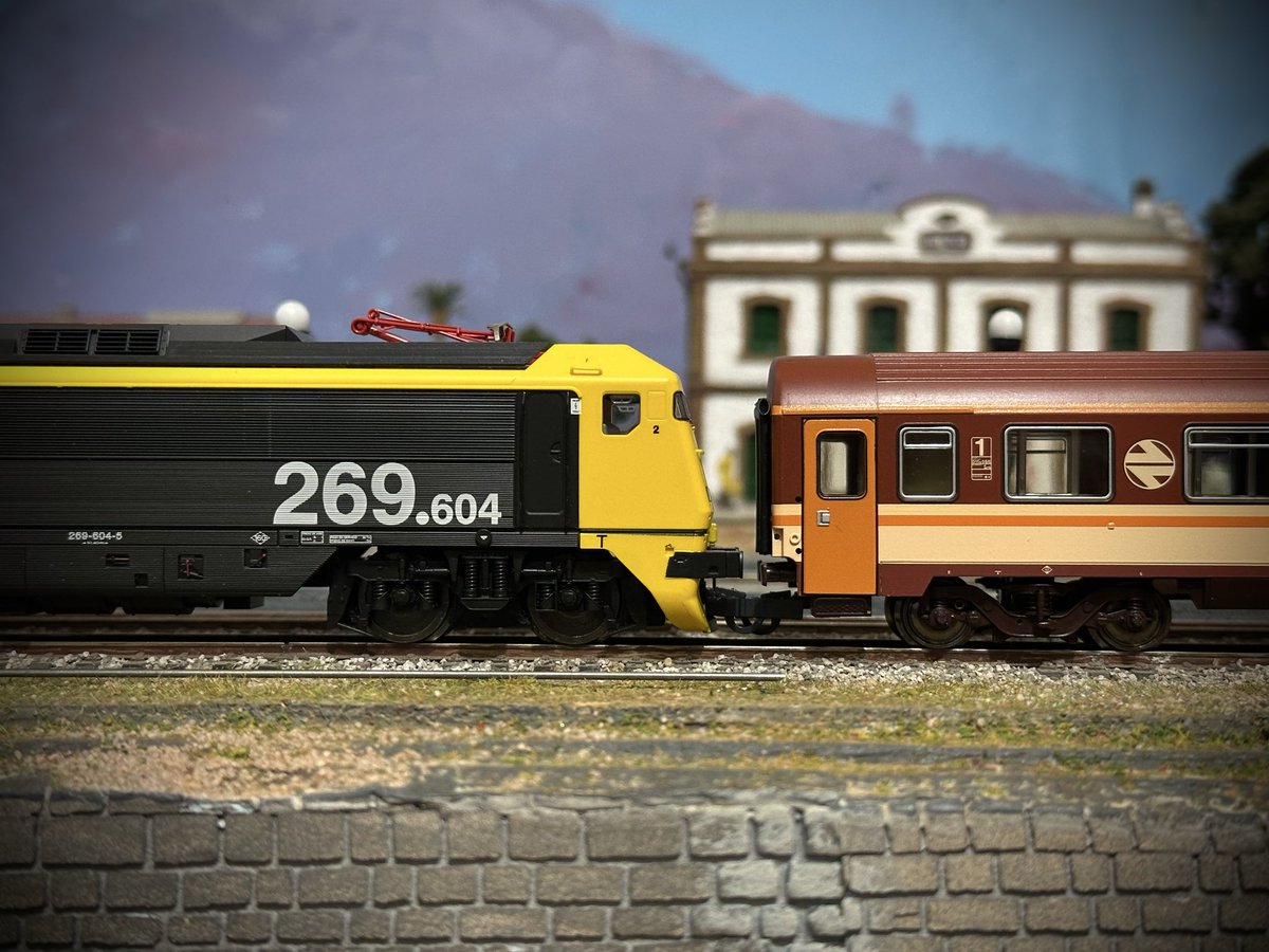 Mientras esperamos que los Reyes vengan cargados de trenes, nada mejor que pasar el primer sábado del año 2026 en nuestro local rodando trenes y con el tradicional Roscón de Reyes.