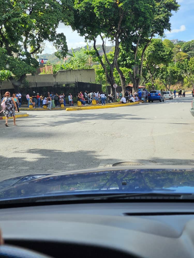 🚨 #AHORA (2:32pm) #3Ene | Reportan fuertes colas en Forum La Pirámide y Farmatodo Concresa, tras los eventos recientes, los ciudadanos buscan abastecerse.

⚠️ Tomen sus previsiones si circulan por la zona.

Fotos: cortesía.