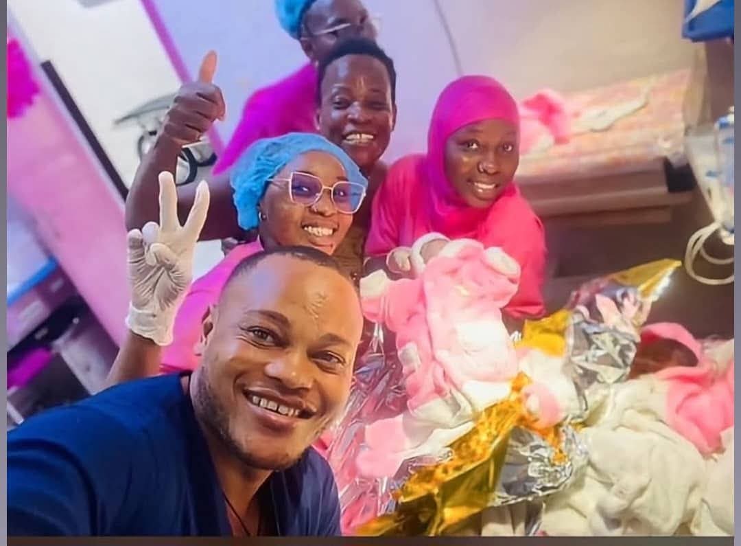 Les premiers triplés de l'année 2026 sont nés à l'hôpital Laquintinie.
Bienvenue Bienvenue Bienvenue à vous chers  bébés.