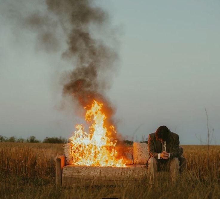 Elimden geleni yaptım.
İçim yanarken sessiz kaldım.
Kimse görmedi diye yangın söndü sanıldı.