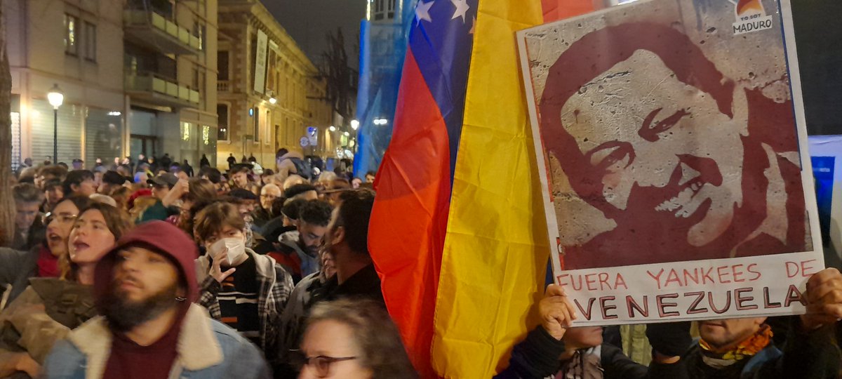 CEDSALA's tweet photo. 🇻🇪  En València nos concentramos en solidaridad con el Pueblo Venezolano, para condenar la agresión imperialista de EEUU contra #Venezuela y exigir la libertad del presidente Maduro.

 Fuera Yankees de América Latina!!
No más Sangre por Petróleo!! 
#VenezuelaSeRespeta https://t.co/KbT4aQE2wI