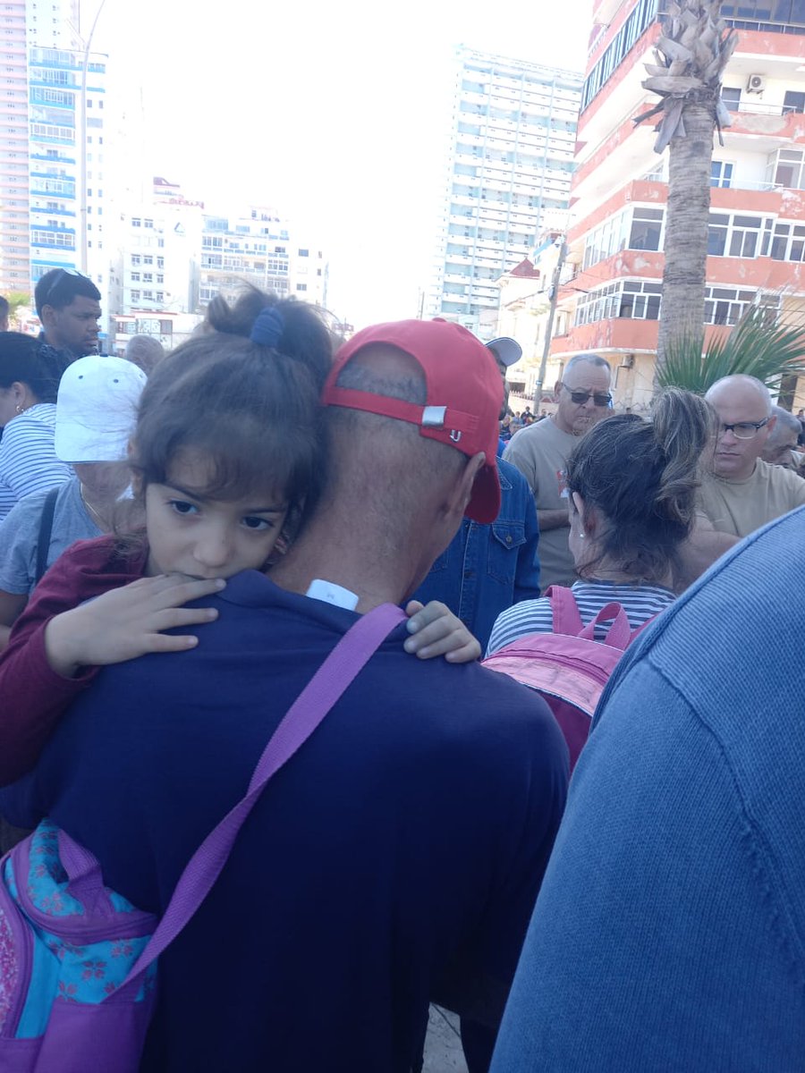 Junto a nuestro presidente <a href="/DiazCanelB/">Miguel Díaz-Canel Bermúdez</a> y miles de habaneros, los trabajadores del sistema <a href="/MINCOMCuba/">Ministerio de Comunicaciones Cuba</a> expresamos hoy nuestro apoyo irrevocable al pueblo de Venezuela, al presidente legítimo Nicolas Maduro y su gobierno. #CubaConVenezuela, frente al imperialismo.