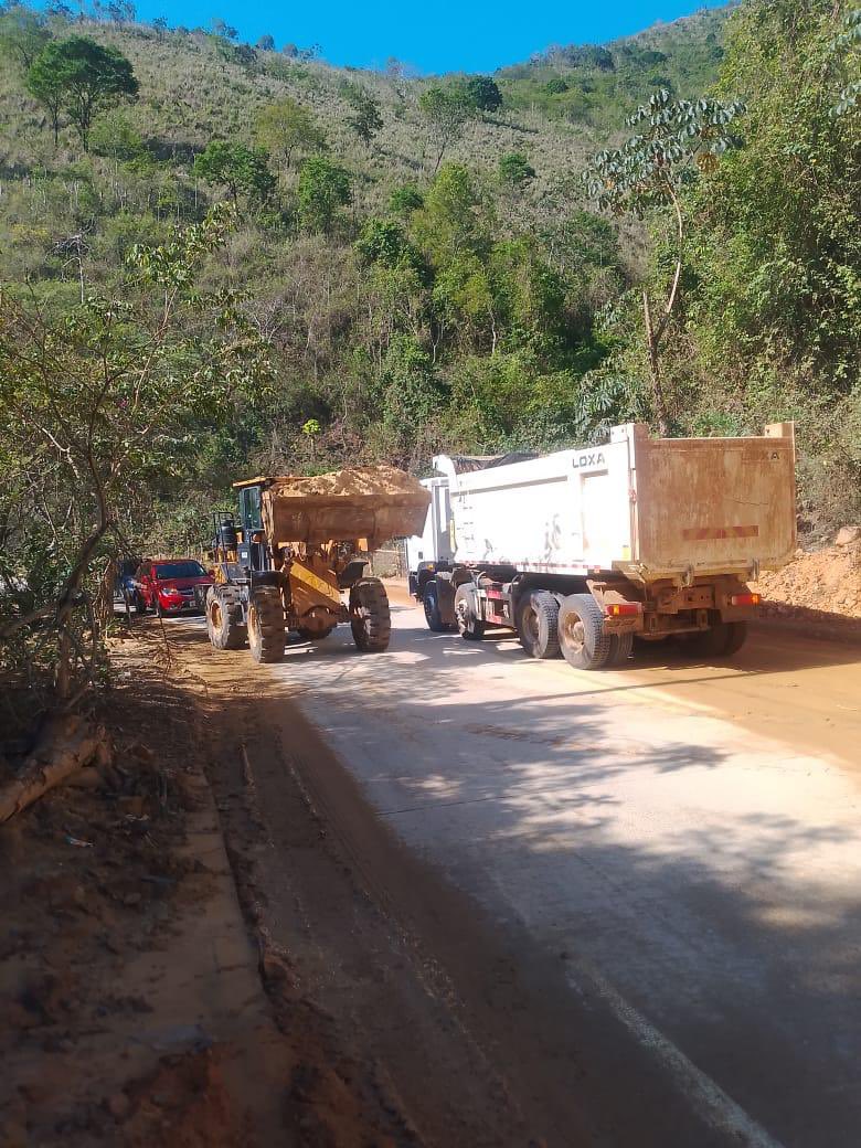 #Loja | Continuamos con los trabajos de limpieza de deslizamientos en la vía E25 “Y” de Balsones - Puente - Puyango, sector Cochurco.

🛣️Vía habilitada
⚠️Conduzca con precaución 

#ElNuevoEcuador