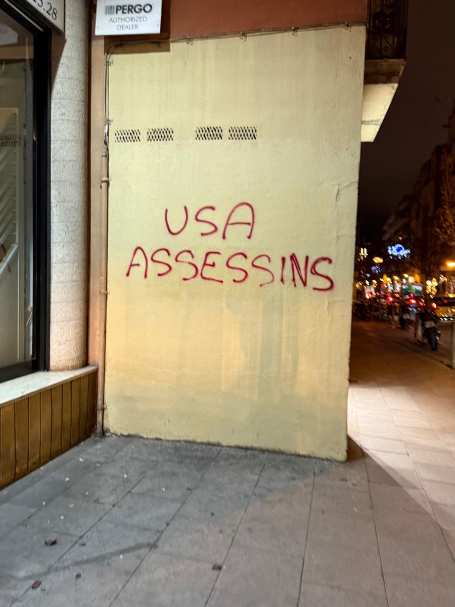 Trump ho ha fet per desviar la pressió sobre Joan Garcia i refredar el derbi a Gràcia.  
( Les pintades no tenen autocorrector)