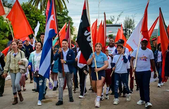 Rindiendo honores a quienes nos enseñaron el camino de la victoria fueron recibidos en Holguín los pioneros y jóvenes que reeditan el recorrido de la Caravana de la Libertad.
#FARCuba