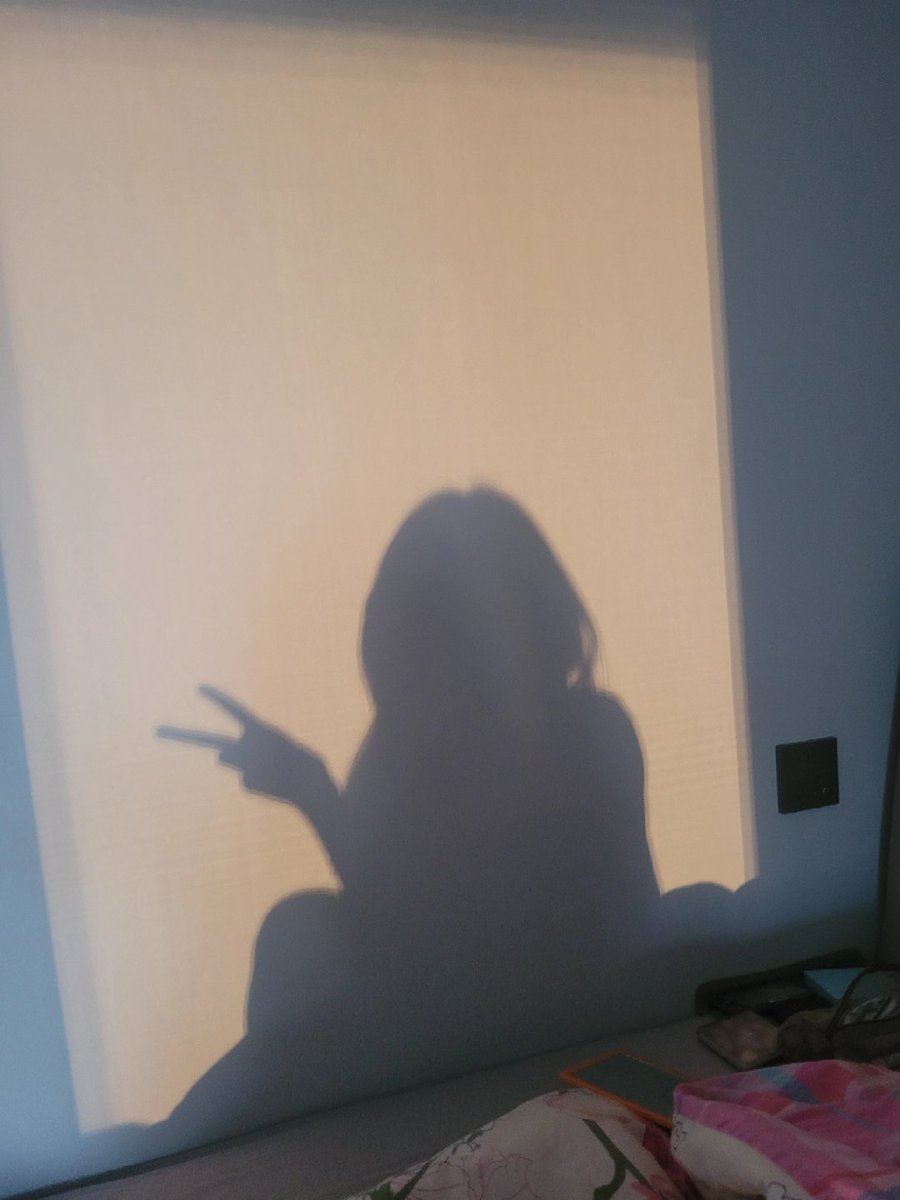 Rubykxzu's tweet image. Selfie ha ha. #recentselfie #takingpictureswhenbored #justpostingrandomly #shadow #sunset
