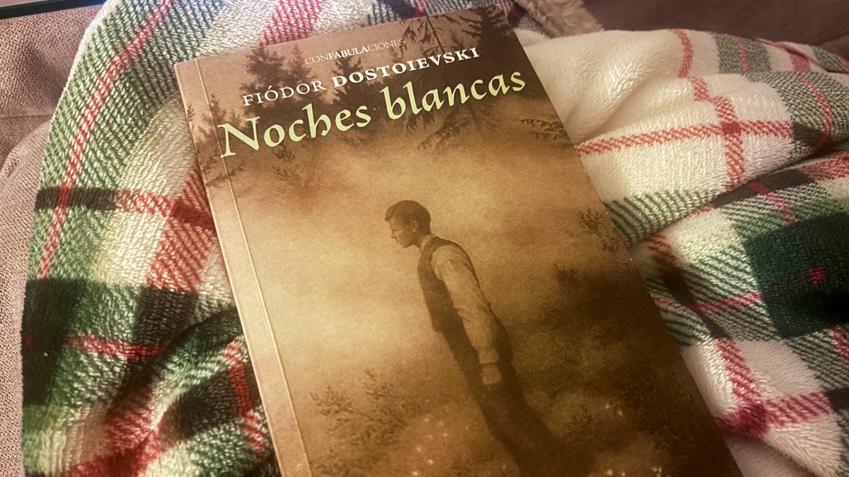 Tarde revisitando clásicos mientras llueve fuera.