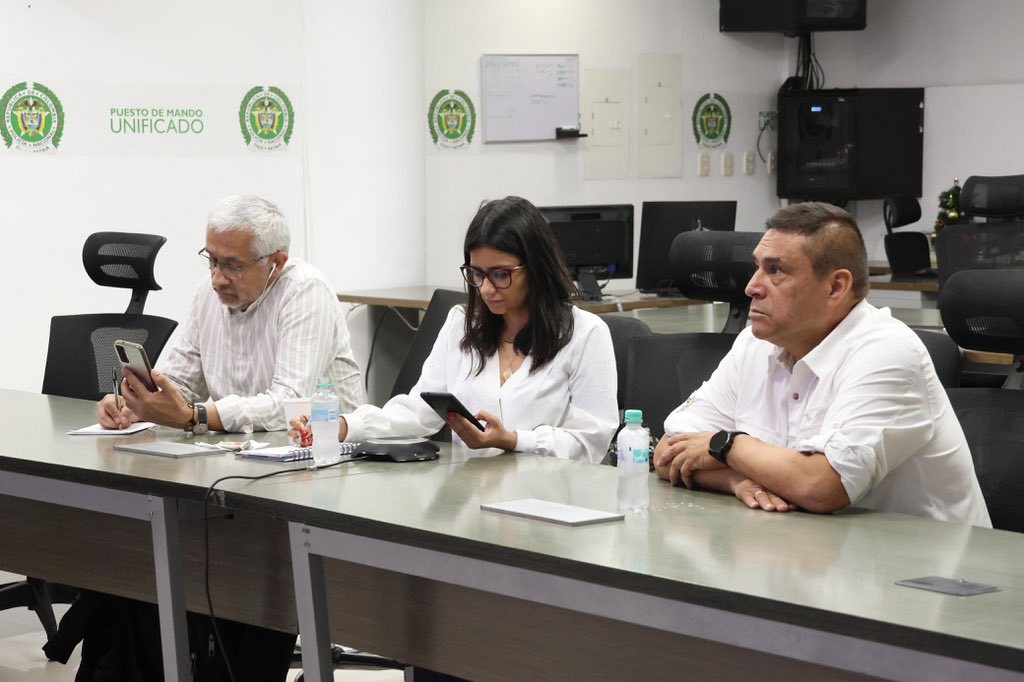 DapreCol's tweet image. La Directora del DAPRE y Secretaria General de Presidencia Angie Lizeth Rodríguez Fajardo, coordinó durante la madrugada y la mañana de hoy dos Consejos de Seguridad, enfatizando que proteger la democracia es proteger al Presidente de la República, @petrogustavo.

Estos espacios…