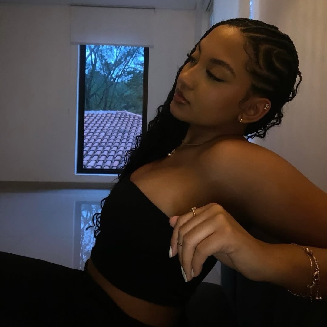 auttkp's tweet image. andei sumida, tava trabalhando muito, mas tô voltando a ativa pra vcs!!! feliz ano novo pretinhas e pretinhos ✨️🫶🏾