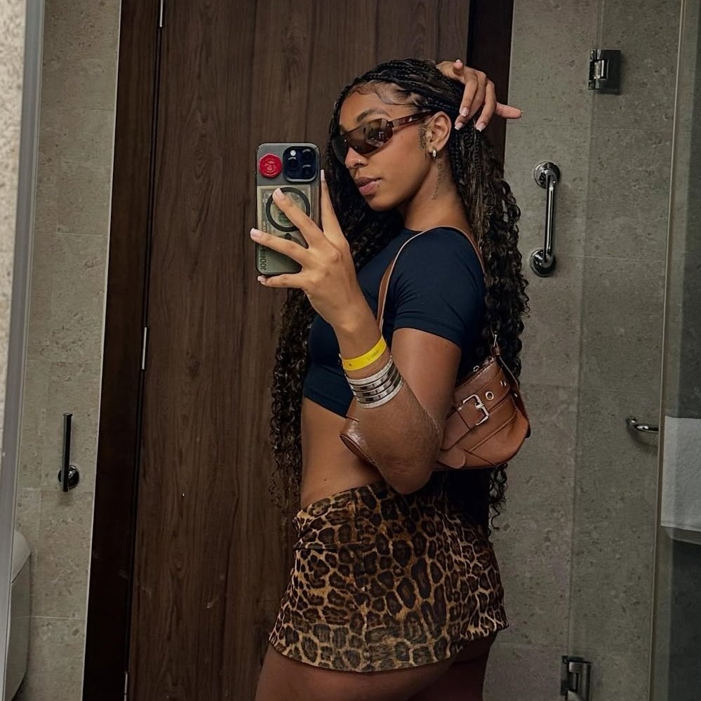 auttkp's tweet image. andei sumida, tava trabalhando muito, mas tô voltando a ativa pra vcs!!! feliz ano novo pretinhas e pretinhos ✨️🫶🏾