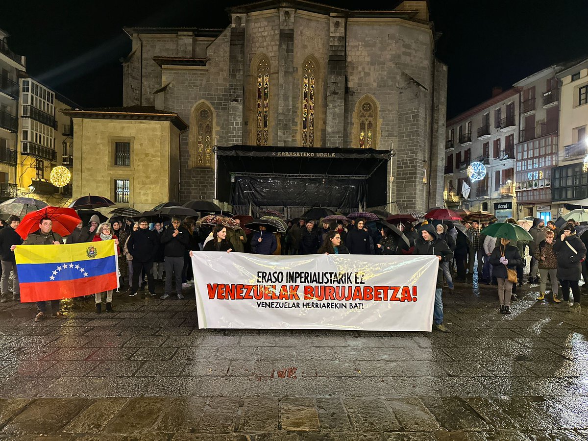 🇻🇪*Venezuelaren aurkako erasoen aurrean:*

Arrasatetik gogor salatu behar dugu Estatu Batuek Venezuelako herri burujabearen aurka egindako erasoa eta Nicolas Maduro presidentearen bahiketa, baita kanpoko esku-hartze oro ere!

“Eraso inperialistarik ez!

*VENEZUELA AURRERA!✊🏼🇻🇪*