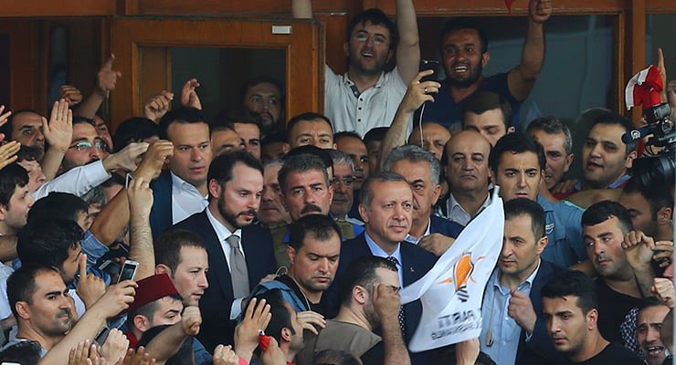 Cumhurbaşkanı Erdoğan'ı diğer ülke başkanlarından ayıran en önemli özellik halkının ona karşı olan sevgisi. 

Bu sevgi de gösterdiği üstün liderlik sayesinde oluştu. 

Halkını seven lider için canlar feda...