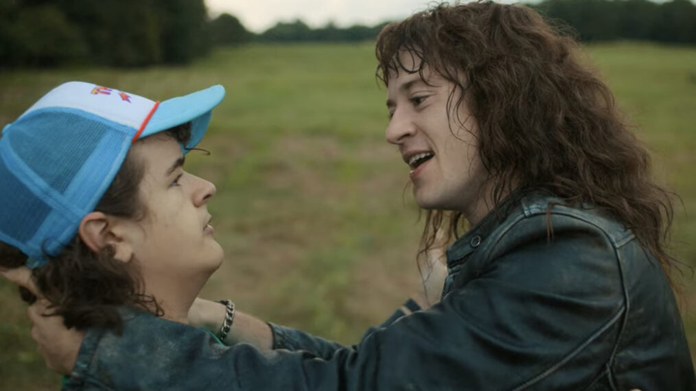 Gaten Matarazzo revelou que Joseph Quinn lhe deu a playlist que usou para se preparar para o papel de Eddie Munson em 'Stranger Things': 

"Era uma playlist ótima, e eu ouvi boa parte dela. Não sei se ele prefere manter isso em segredo, mas tinha muita coisa boa. Na verdade,