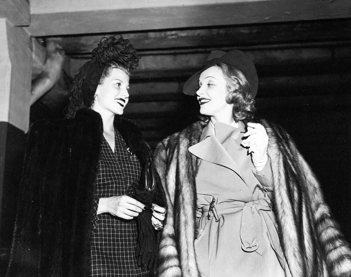 agustin_gut's tweet image. Rita Hayworth &amp;amp; Marlene Dietrich 
#OldHollywood