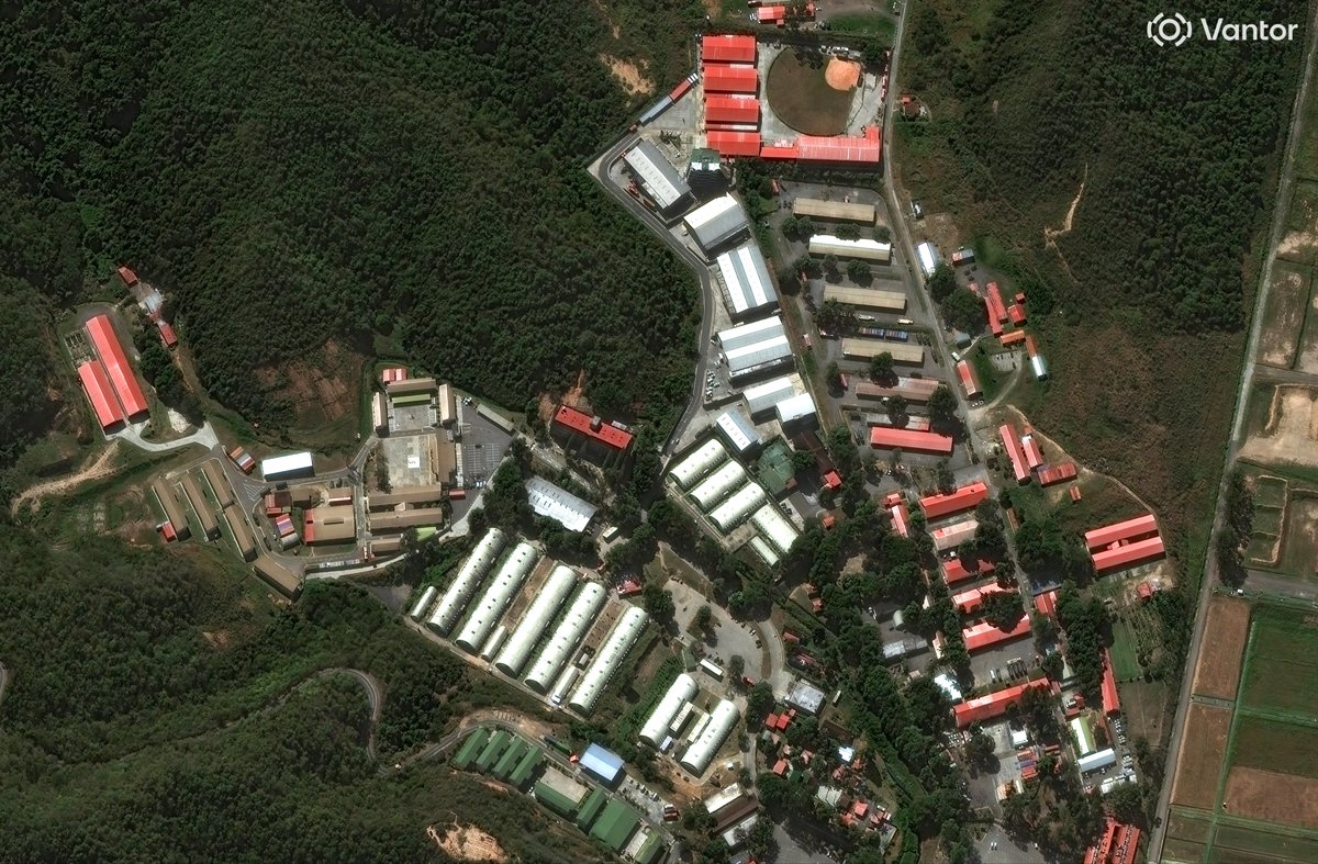 byjepstein's tweet photo. NEW before-and-after satellite imagery shows damage to military buildings and equipment in Caracas, Venezuela, after the US airstrikes overnight.

Dec 22 vs. Jan 3 (📸: @vantortech) https://t.co/shNyj27DbK