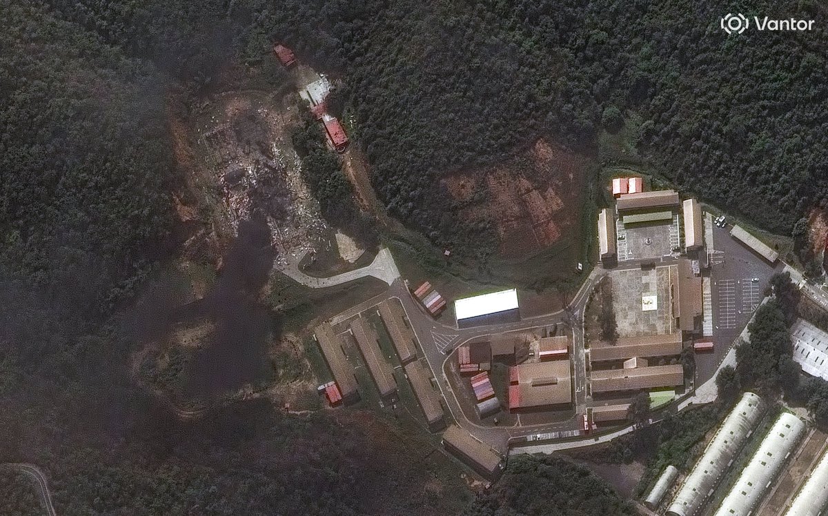 byjepstein's tweet photo. NEW before-and-after satellite imagery shows damage to military buildings and equipment in Caracas, Venezuela, after the US airstrikes overnight.

Dec 22 vs. Jan 3 (📸: @vantortech) https://t.co/shNyj27DbK