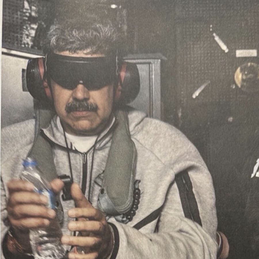 Juan_OrtizMX's tweet image. 🗳️📌  ¿QUÉ PASÓ EN VENEZUELA? AQUÍ UN RESUMEN

Si no estuviste pendiente, esto es lo que pasó a grandes rasgos en las últimas 12 horas:

1. Estados Unidos lanzó una operación militar en Venezuela.

Hubo ataques en la capital, Caracas.

Donald Trump confirmó que Nicolás Maduro fue…