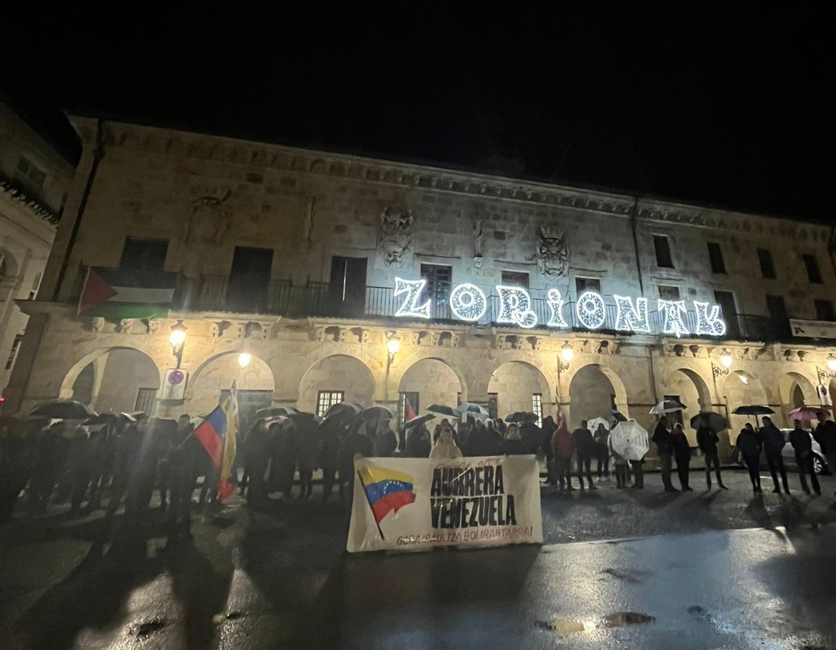 ernai_bergara's tweet photo. Bergarako plazan batu gara Estatu Batuek Venezuelaren aurka egindako Eraso militarra eta Venezuelako presidente hautatuaren, Nicolás Maduroren bahiketa salatzeko.

Yankee inperialista sasikume danen gainetik, Euskal Herria Venezuelarekin. Venezuela aurrera! 
🇻🇪🇻🇪🇻🇪 https://t.co/LKQdLdbynw