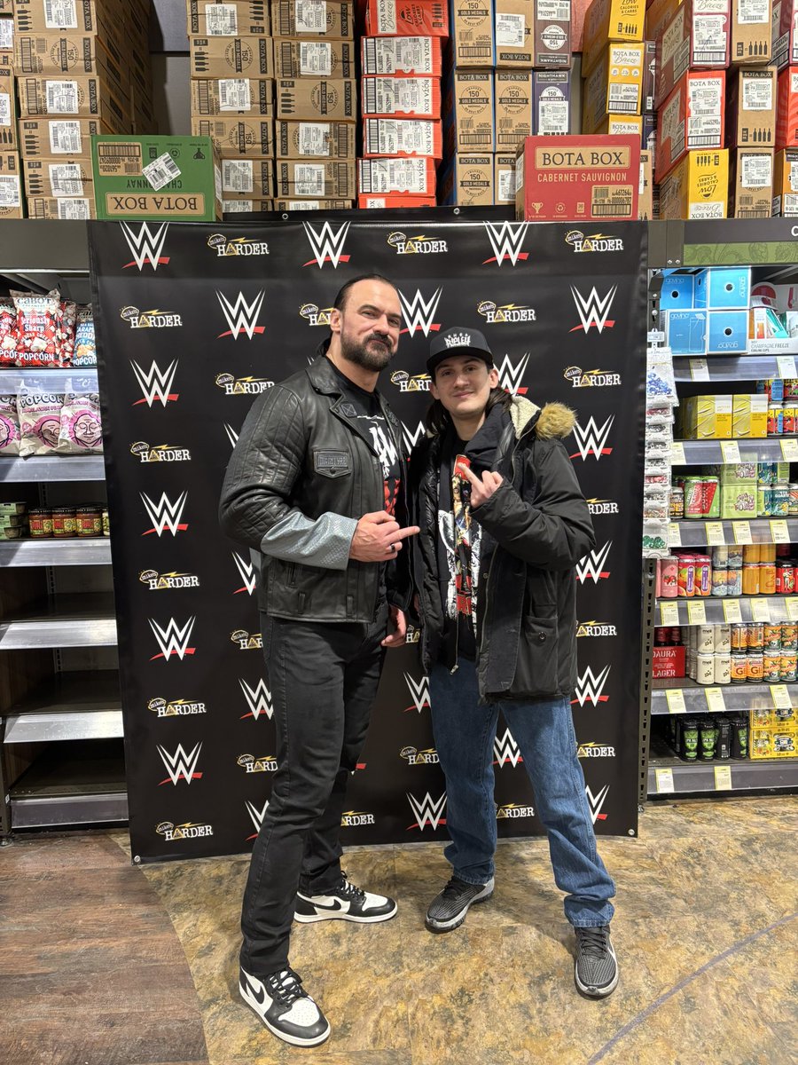 rheamoshpit's tweet photo. He’s the coolest! Appreciate you Drew 🙌🏻 @DMcIntyreWWE https://t.co/5ta0IFS30P