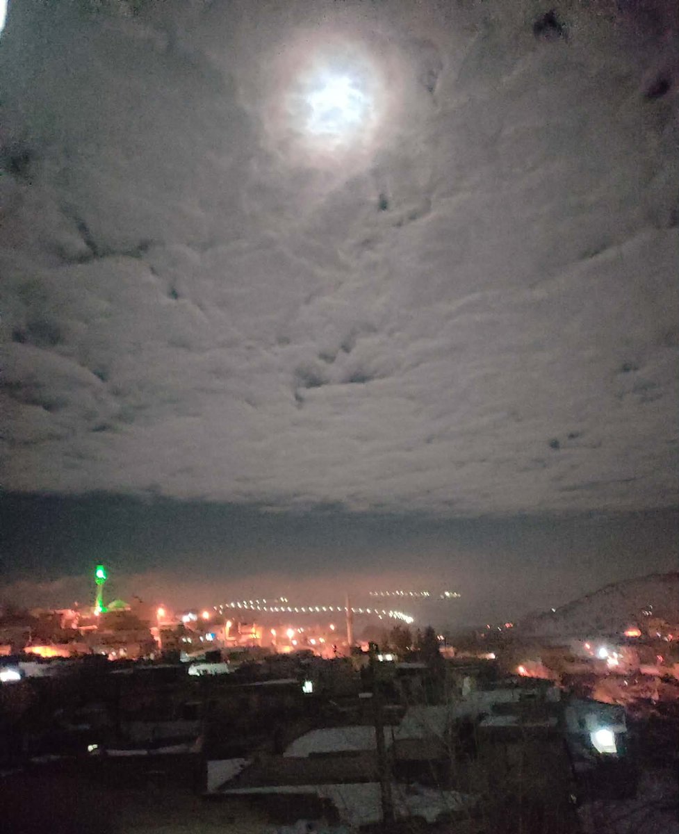 "Köyün üstüne çöker sessiz gece,  
Kışın ayazı işler ince ince,  
Ocaklarda tüter duman, sıcak hece,  
Yıldızlar parlar, umut gizler içte." 
`
Foto: Cumali ÖZDEDE
#güreniz