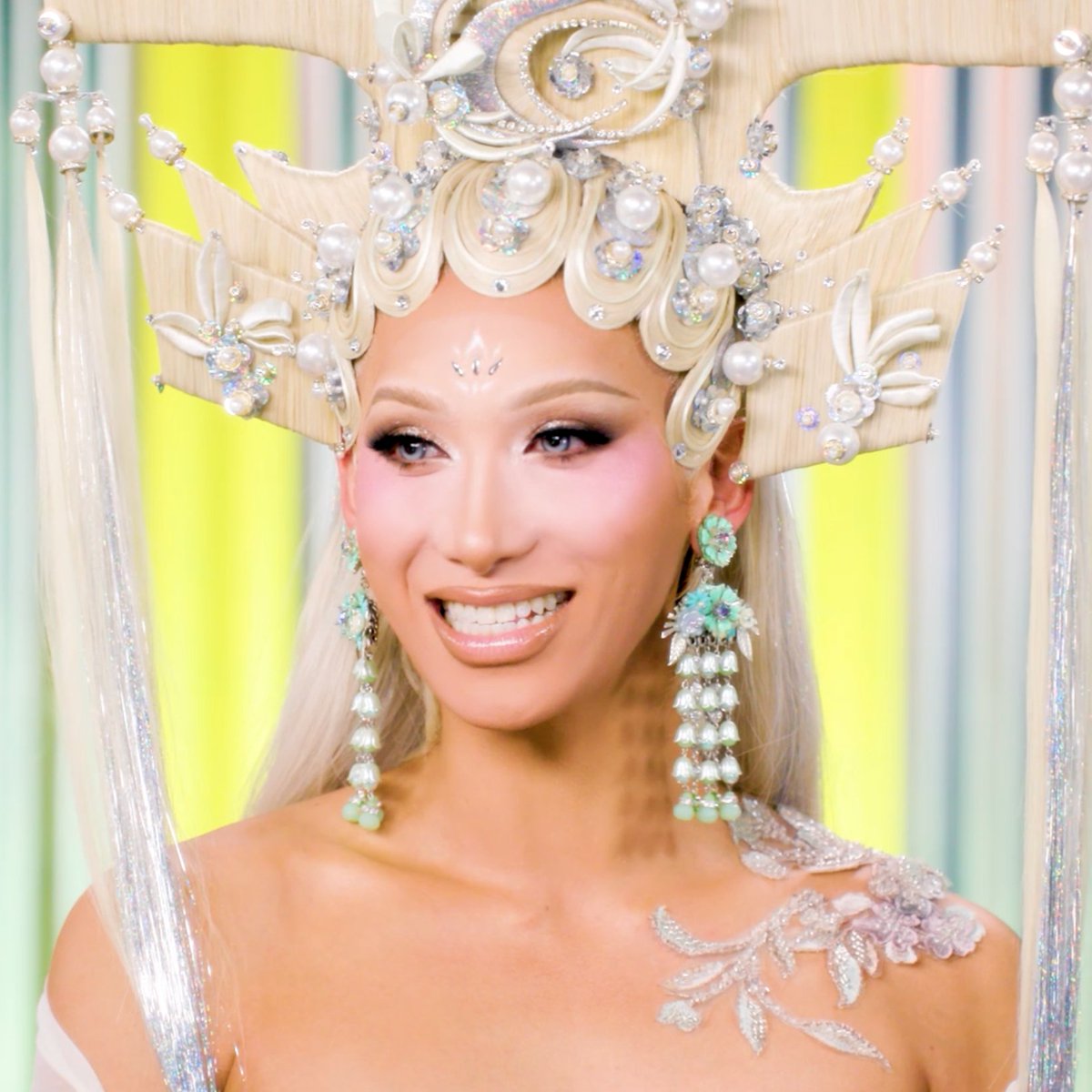 #ThePitStop is live, OFFICIALLY! Ru-cap the #DragRace Season 18 premiere with <a href="/TheBiancaDelRio/">Bianca Del Rio</a> and Plastique Tiara NOW!

👉 youtube.com/watch?v=Ntsb9C…