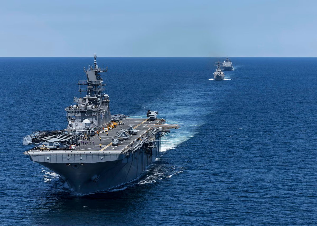 La imagen que vemos corresponde a Maduro ya en el buque USS Iwo Jima, el buque de asalto anfibio de los US Marines al que fue helitransportado.
🇺🇸🔥🇻🇪  |  #Venezuela Post No.11
Increíblemente, a pesar a los cientos de miles de millones que el régimen ha dilapidado en material