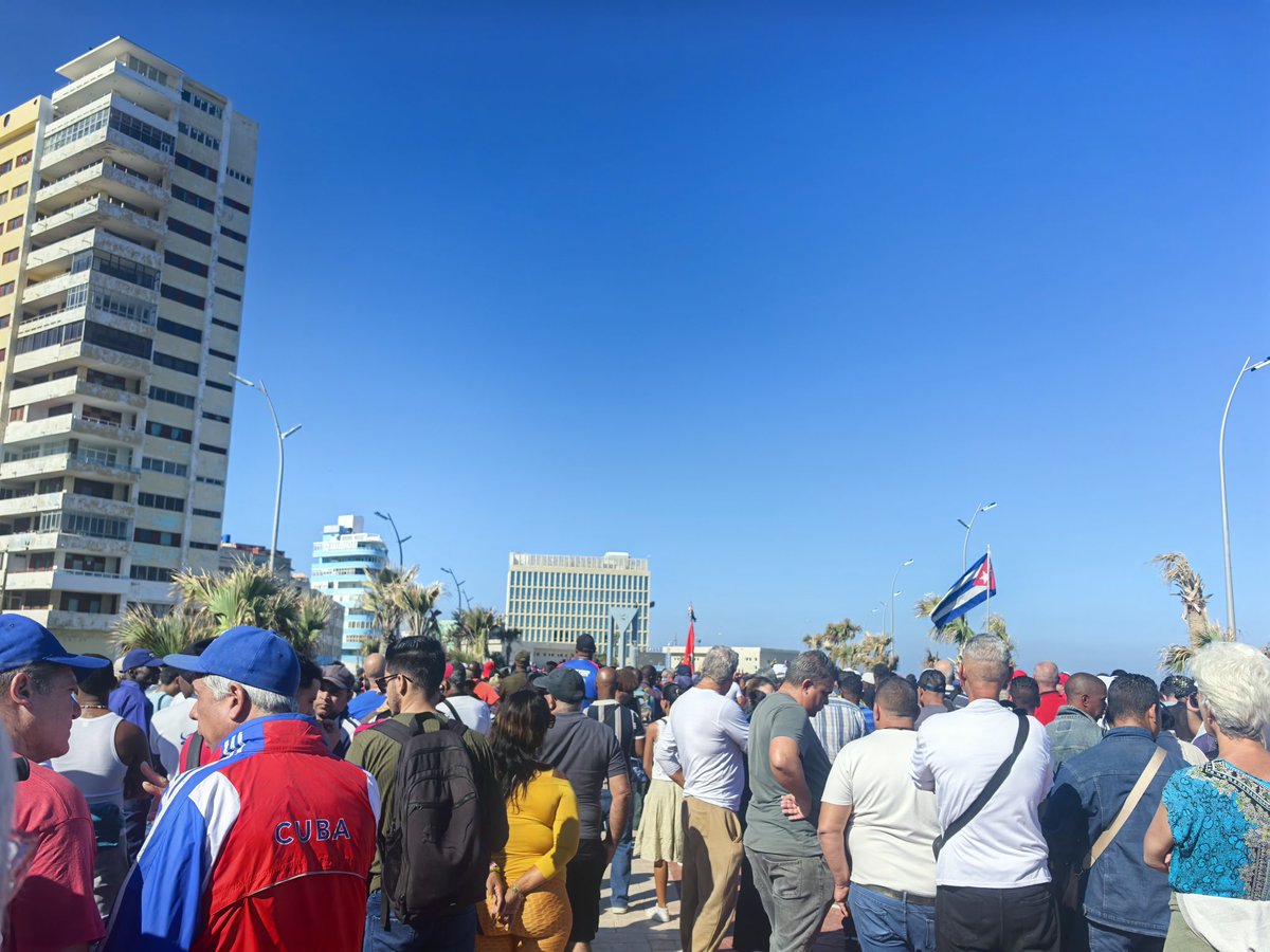 La tribuna Antimperialista se llena de la denuncia energica del pueblo cubano 🇨🇺.Condenamos el ataque de EE.UU. contra objetivos civiles y militares de #Venezuela. Es un acto  criminal y cobarde que socava la paz de Latinoamerica. #CubaConVenezuela