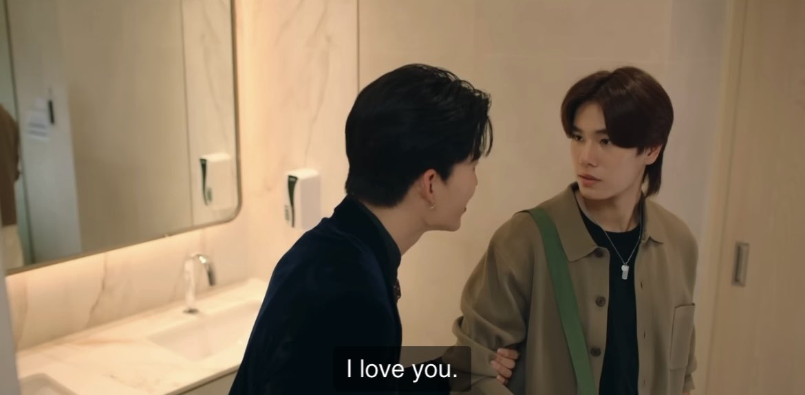ppstgnnn's tweet photo. Things not in the script

- thee saying ‘love you’ to peach
- thee using ‘mui’ (cute/coy version of ‘mai’) —> changed ‘rak chan mai’ (love me or not?) to ‘rak chan mui’
- peach patting thee’s head before leaving

//🍑 couldn’t resist the 🐶 w/ wagging tail 🤭

#MeAndTheeSeriesEP8 https://t.co/jYMIG4Yt8x