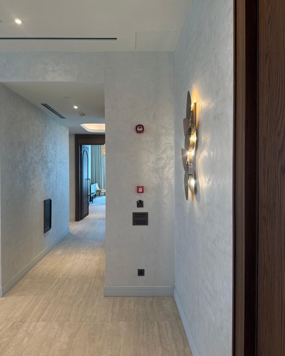 Yumuşak ipeksi dokusu ve göz kamaştıran görselliğiyle duvar ve tavanlara eşsiz bir görünüm katan ürünümüz Dune..
___________
#navdecor #novacolorturkey #novacoloritalia #hoteldecoration #interior