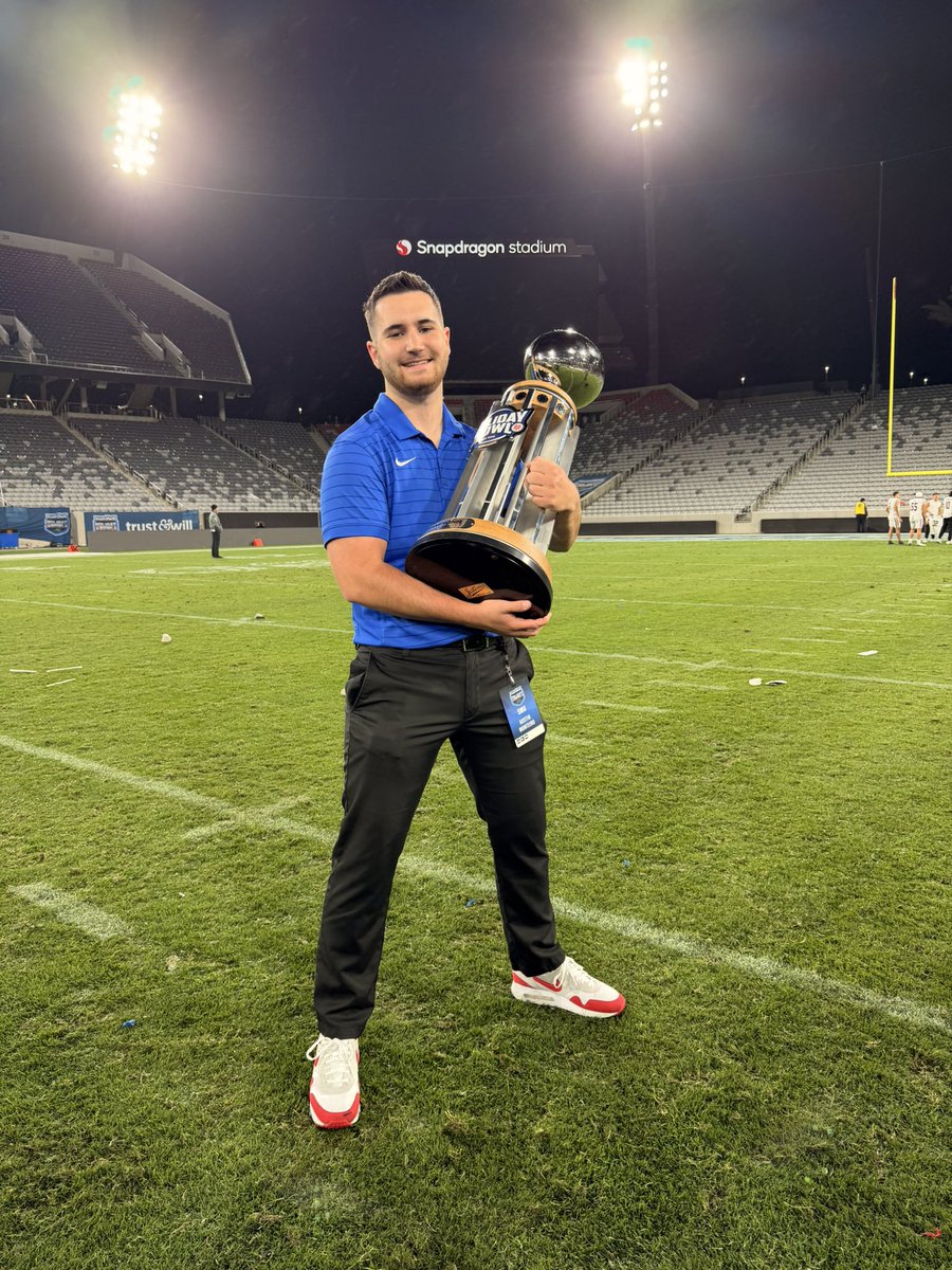 AustinMonteiro_'s tweet photo. Amazing way to end a good season. A Holiday Bowl W in my hometown. Thank you to everyone who made this season special. Ready and prepared to attack the 26’ season. #PonyUp 
@SMUFB https://t.co/jkD2xJ9Trg