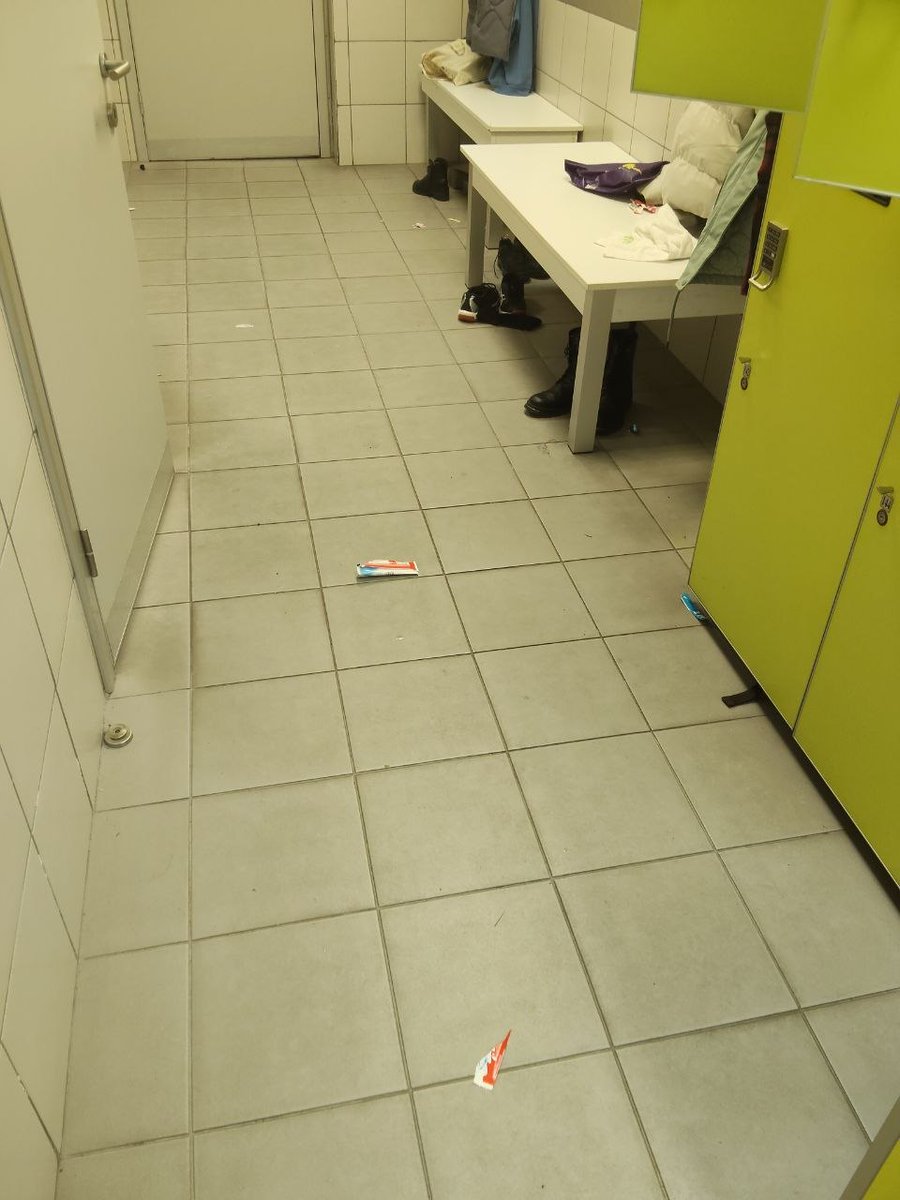 Spor salonunu kullanan öğrencilerin çatıdaki sızdırma nedeniyle her yağış sonrası karşılaştığı manzara. Aynı zamanda öğrenciler, soyunma odalarının ve spor aletlerinin temizliği konusunda da şikayetçi. Uzun zamandır devam eden bu problemlere karşı yönetimin sunduğu "çözüm" ise