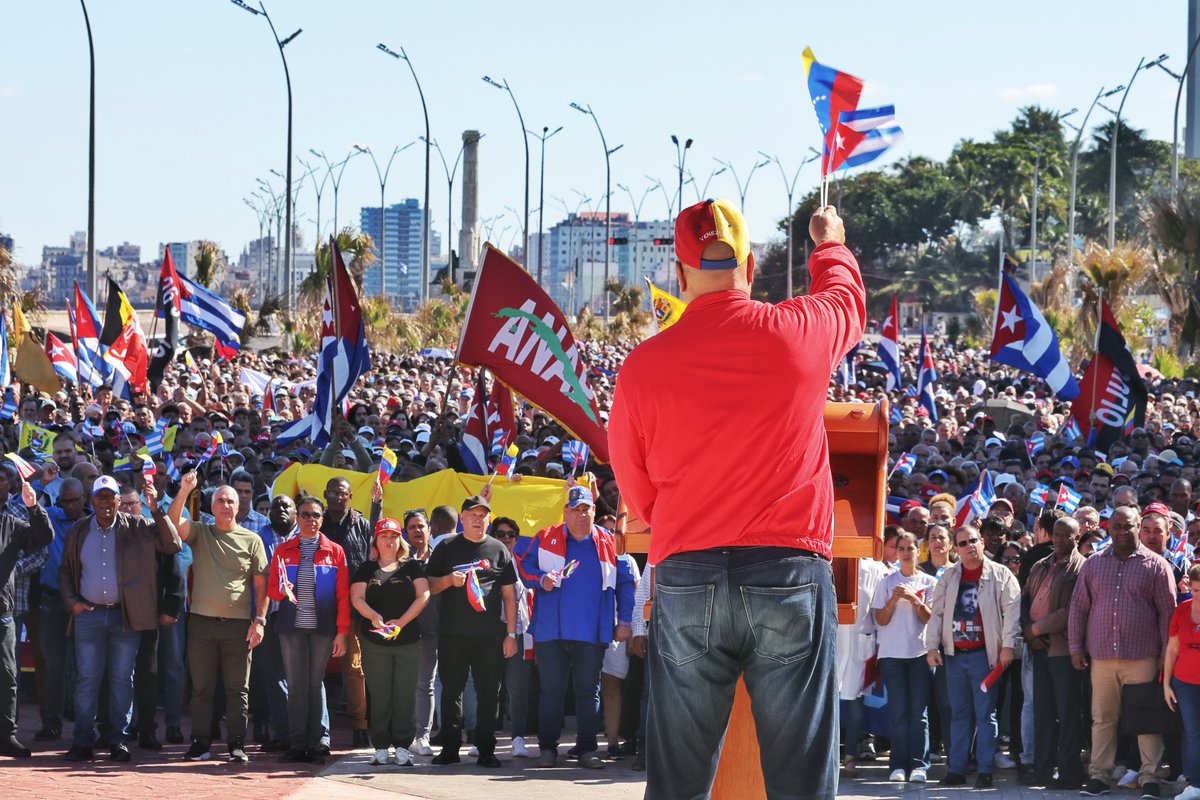 GobiernoCuba's tweet photo. ✊️🇨🇺🇻🇪
#CubaConVenezuela https://t.co/ZY7tNsSJBU